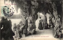 Paris - 12 - Bois de Vincennes - Grotte du Lac Daumesnil - Femme CPA 