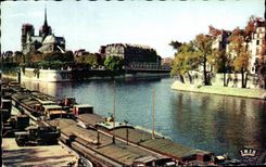 CPA Paris Notre Dame peniches sur la Seine