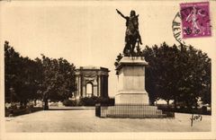 CPA Montpellier Jardins du Peyrou Statue de Louis XIV et chateau d'eau