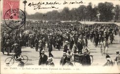 CPA Paris crowd one day of review Esplanade of Invalides the TOP