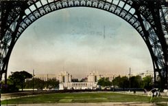 Paris MODERN CARD the palate of Chaillot seen under the Eiffel Tower