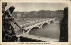 Lyon-- Wilson-Brucke - gesehene Oberseite des Rathauses CPA