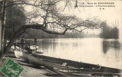 CPA Wood of Vincennes Lake Daumesnil the landing stage