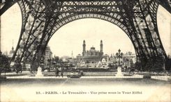 CPA Paris Trocadero Seen from under the Eiffel Tower