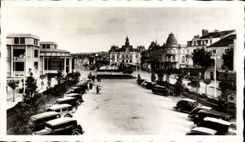 CPM Vichy Nouvelle place de la Poste et vue sur l'hotel de ville