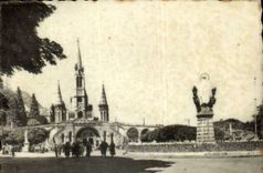 CPSM Lourdes the basilica and the virgin couronnee