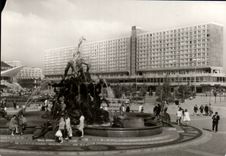 CPSM Berlin Haupstadt DER GDR Netptunbrunnen und Rathausstrasse