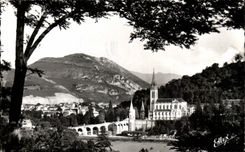 MODERN CARD Lourdes the basilica and the peak