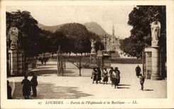 CPA Lourdes Entrance of the esplanade and the basilica
