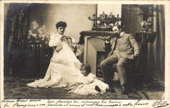 Fantaisie - Couple and baby sitting by the fire - bebe Les plaisirs du menage Le home CPA 