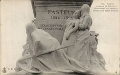CPA Paris Avenue of Breteuil Monument of Pasteur Detail of high the reliefs
