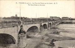 CPA Tours Le pont de pierre sur la Loire