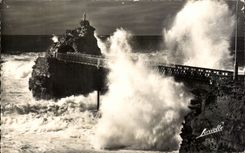 CPM Biarritz Vagues d'equinoxe au rocher de la Vierge