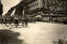 CPA Paris Les defiles de la victoire 14 juillet 1919 CAfe de la paix Opera