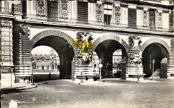 Paris CPA Les guichets du Louvre et la Seine