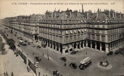 Paris CPA Perspective de la rue de Rivoli La statue de Jeanne d'arc (sur la place)