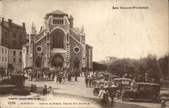 CPA Biarritz Sortie de messe Eglise Ste Eugenie