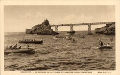 CPA Biarritz Le rocher de la vierge et barques dites trainieres