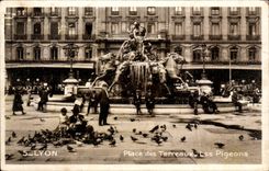 CPA Bordeaux Places Composts the pigeons