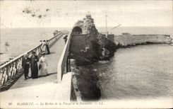 CPA Biarritz Le rocher de la vierge et la passerelle ( pretre priest )
