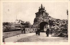 CPA Biarritz Le rocher de la vierge le musee de la mer et le semaphore