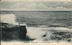 CPA Biarritz La vague et la mer