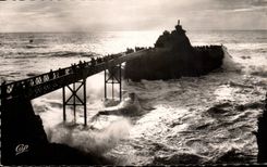 CPSM Biarritz Le rocher de la vierge par gros temps