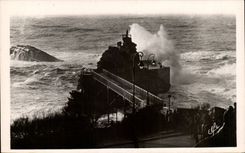 CPA Biarritz Tempete au rocher de la vierge