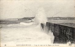 CPA St Jean de Luz Coup de mer sur al digue de Soccoa