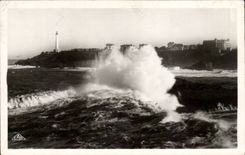 CPA Biarritz Effet de vagues Dans le fond le phare Lighthouse