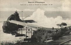 CPA Biarritz Vague sur la digue du rocher de la vierge