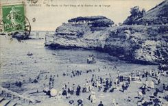 CPA Biarritz Les bains au port Vieux et le rocher de la vierge