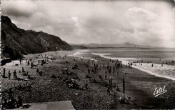 CPSM Biarritz La plage de la cote des Basques et au fond la chaine des Pyrenees