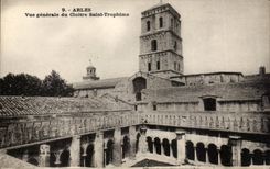 CPA Arles View of the cloister Saint Trophime