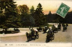 CPA Paris Bois de Boulogne Entre les deux lacs Caleches