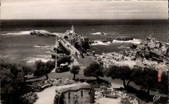 CPSM Biarritz Le rocher de la vierge et monument aux morts