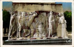 CPSM Soissons War memorial Low the relief vase of Soissons