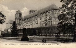 CPA Bourges Cathedral seen of the garden of the town hall