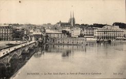 CPA Bayonne the bridge St Spirit the door of France and the cathedral