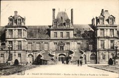 CPA palate of Fontainebleau Escalier of horseshoe and frontage on the castle