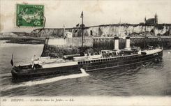 CPA Dieppe the trunk in the piers (boat boat ship)