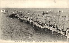 CPA Arcachon Jetee promenade Un jour de fete Les regates