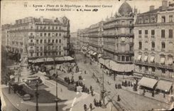 CPA Lyon Places Republic Carnot Monument and street President Carnot