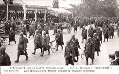 CPA July 14th Belgian machine gunners in front of the official platform Paris Militaria