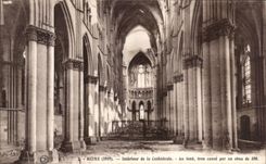 CPA Reims Interieur of the cathedral At the bottom hole causes by a shell of 380