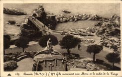 CPA Biarritz Le monument aux morts et le rocher de la vierge