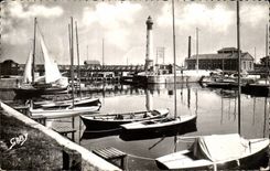 CPA Ouistreham Riva Bleated the port and the Lighthouse headlight