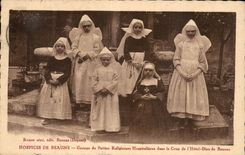 CPA Beaune Groups small nuns hospitalieres in the court of the hotel of Beaune