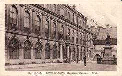CPA Dijon Entering of the museum Monument Branch
