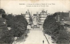 CPA Troyes the avenue of the station and Entering of the street Thiers Seen from top of the new station